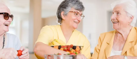 Drei Frauen schneiden Obst im Seniorenzentrum Marktheidenfeld