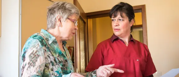 Seniorin mit Mitarbeiterin der Ambulanten Pflege der Rummelsberger Diakonie in der Küche