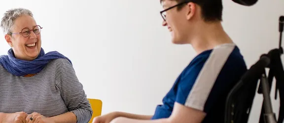 Fachdienst bespricht mit Azubi mit Behinderung einen Plan