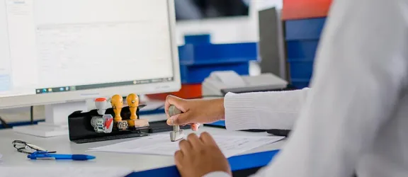 Auszubildende im Berufsvorbereitungsjahr arbeitet am Computer