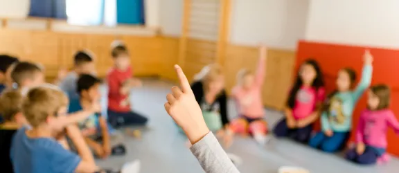 Kindergartenkinder sitzen im Morgenkreis