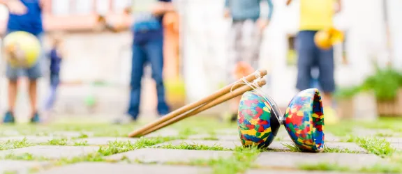 Schulkinder spielen Diabolo im Hort