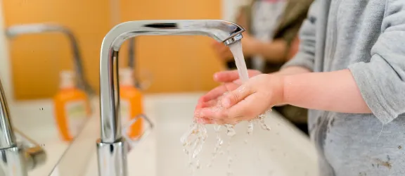 Krippenkind beim Händewaschen