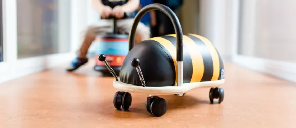 Rutschtier in Bienenform im Kindergarten