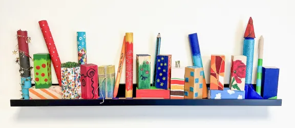 Regalbrett mit bunten Basteleien