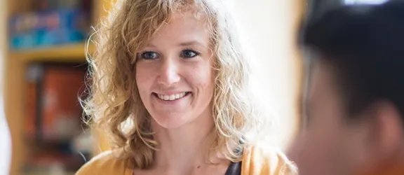 Mutter in der Beratung beim Familienstützpunkt