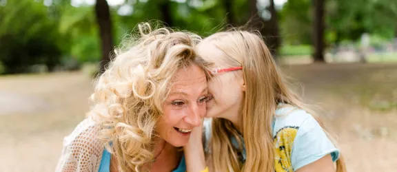 Pflegekind flüstert Pflegemutter was ins Ohr