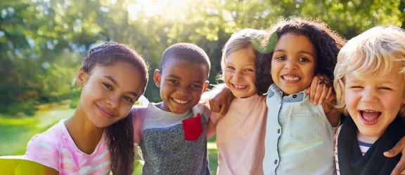 Kinder Arm in Arm und lachend