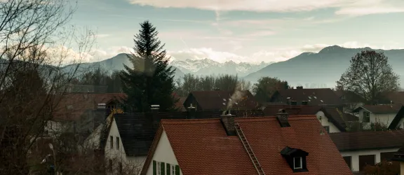 Blick auf Häuser vor den Bergen