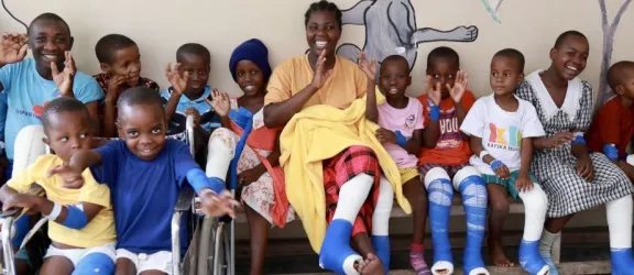 Kinder vor der Kinderstation in Tansania