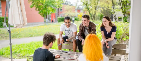 Junge Menschen im gemeinsamen Austausch im urbanen Umfeld