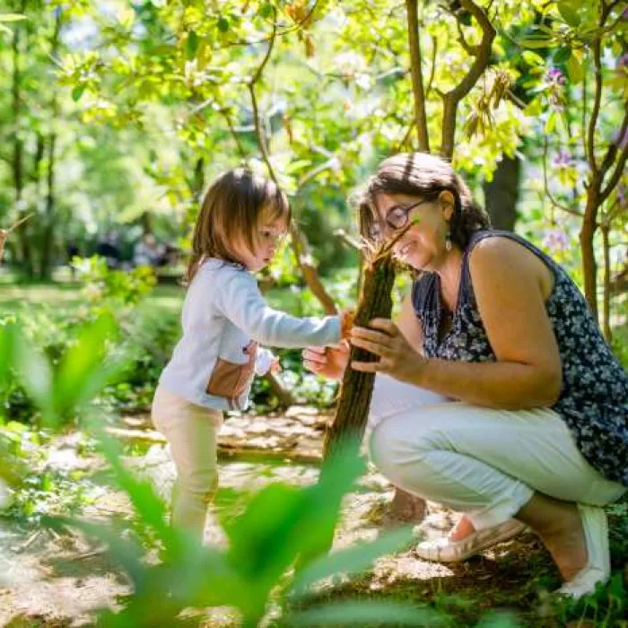 Kind mit Erzieherin im Wald