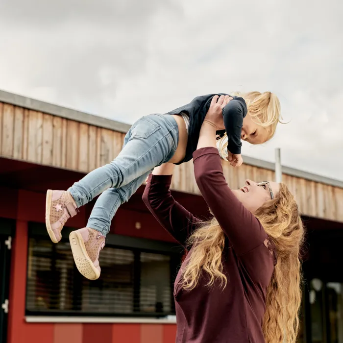 pilotin, erzieher, kind