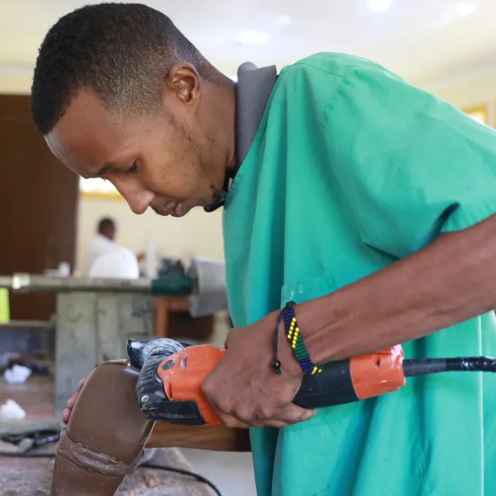 Peter in der orthopädischen Werkstatt