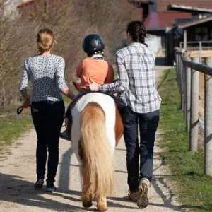 Kind beim Therapeutischen Reiten am Therapiehof Leila