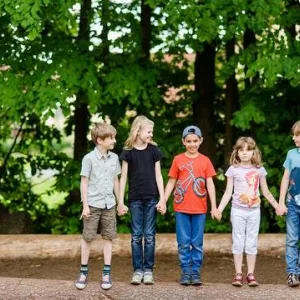 Fünf Kinder des Hortes Oberferrieden halten sich an den Händen