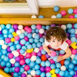 Mädchen im Bällebad der Kinderkrippe