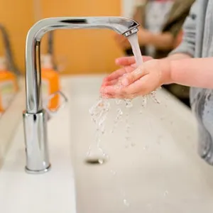 Händewaschen in der Krippe