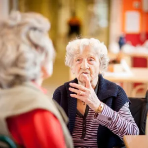 Seniorinnen im Steigenberger Hof im Gespräch