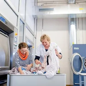 Zwei Frauen stehen vor einer Waschmaschine
