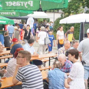 Menschen sitzen im Biergarten