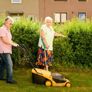Ehrenamtliches Engagement - Hilfe bei Gartenarbeiten