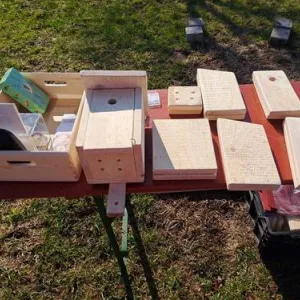 Auf einem Tisch liegen Einzelteile von Nistkästen