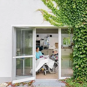 Blick durch ein geöffnetes Fenster des Intensivpflegedienstes