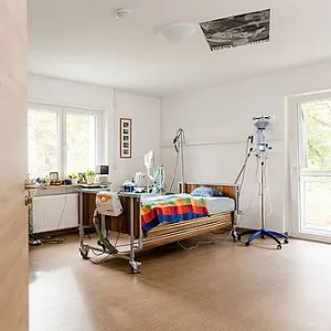 Bett in einem Zimmer des Intensivpflegedienstes