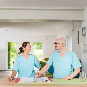 Zwei Mitarbeiter des Intensivpflegedienstes
