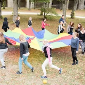 Viele Menschen halten ein buntes Tuch
