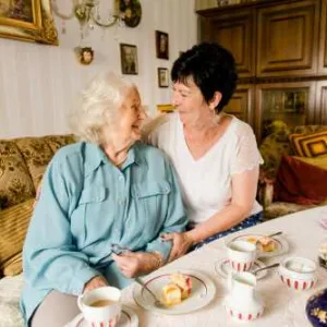 Seniorin beim Kaffee und Kuchen
