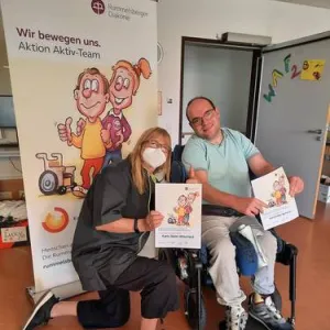 Eine Pflegerin und ein Mann im Rollstuhl