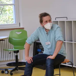 Trommeln mit Maske