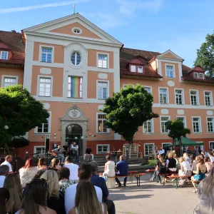 Vor dem Schulhaus