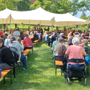 Zahlreiche Besucher*innen kamen zum Jahresfest.