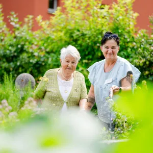 Leipheim - Seniorin mit Pflegfachkraft im Garten 