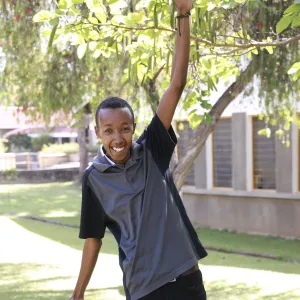 Peter stehend unter einem Baum