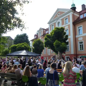 Viele Gäste kamen zur Feier, der Vorhof wurde eingenommen