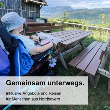Ein Mensch sitzt auf einem Stuhl und schaut in die Ferne