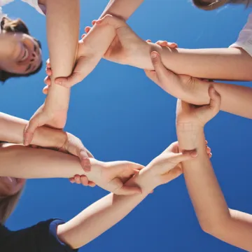 Menschen, die sich gegenseitig an den armen überkreuzt halten