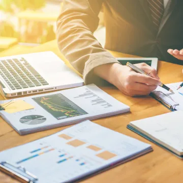 Symbolbild Diagramme und Laptop