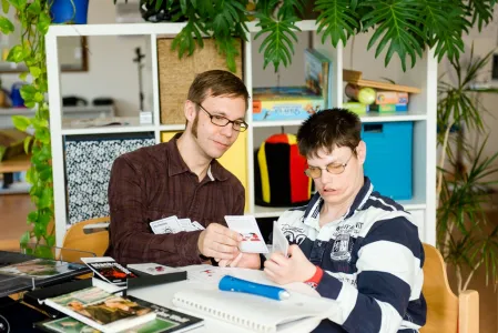 Zwei Menschen sitzen an einem Tisch