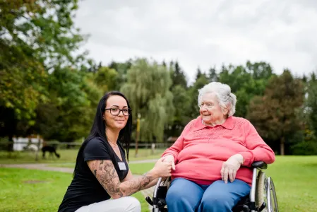 Mitarbeitende in der Pflege mit Seniorin