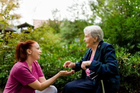 Mitarbeitende mit Seniorin
