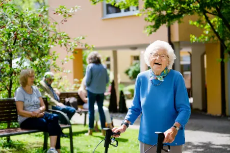 Seniorin lacht