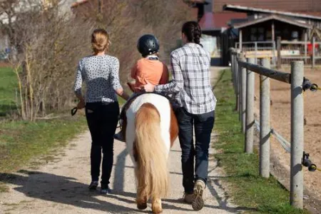 Kind beim Therapeutischen Reiten am Therapiehof Leila