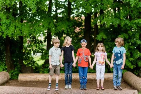 Fünf Kinder des Hortes Oberferrieden halten sich an den Händen