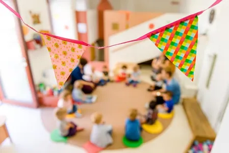 Kinder beim Morgenkreis