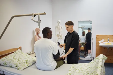 Blutdruckmessen als Übung in der Pflegeausbildung